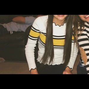 Very cute sweater size small. i am 5’0 105 lbs and this fits perfect.